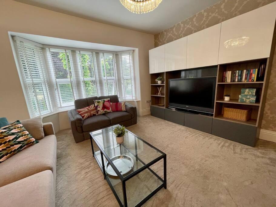 Modern 2 Bed Flat W Parking, Dog Friendly, Central ボーンマス エクステリア 写真